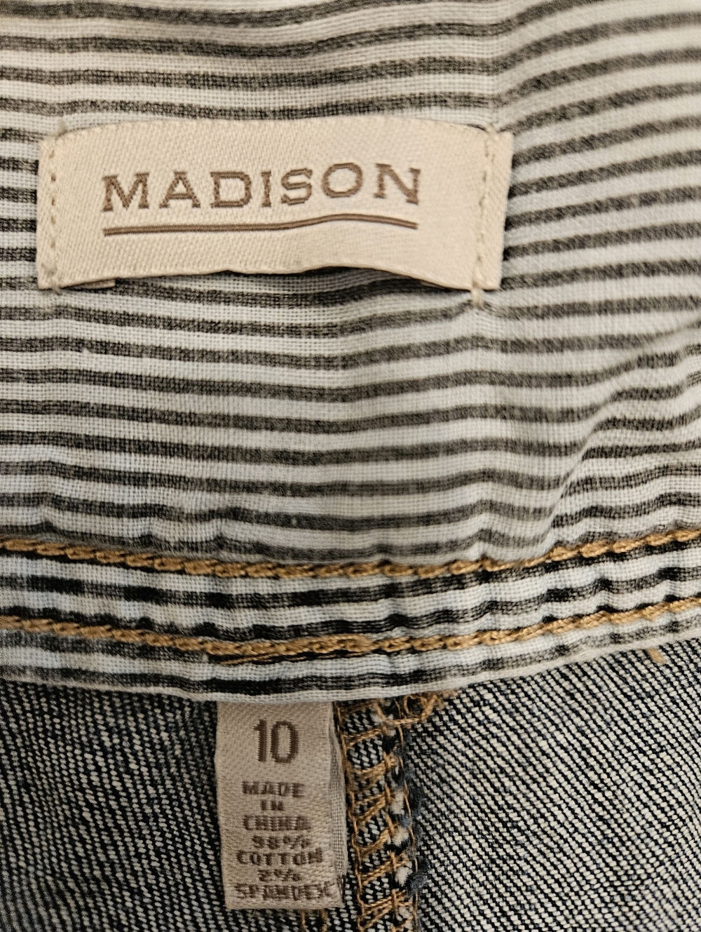 Madison Women's Blue Bermuda Denim Shorts Size 10 Mid-Rise Button - Picture 3 of 6